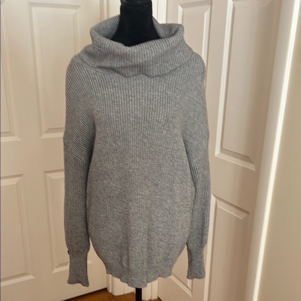 Boho Beach Hut, woman’s, gray, long sleeve, knit, sweater. Size large.